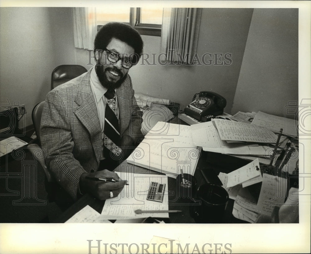 1979 Press Photo The Rev. Alonzo Vincent, a busy urban strategy minister - Historic Images