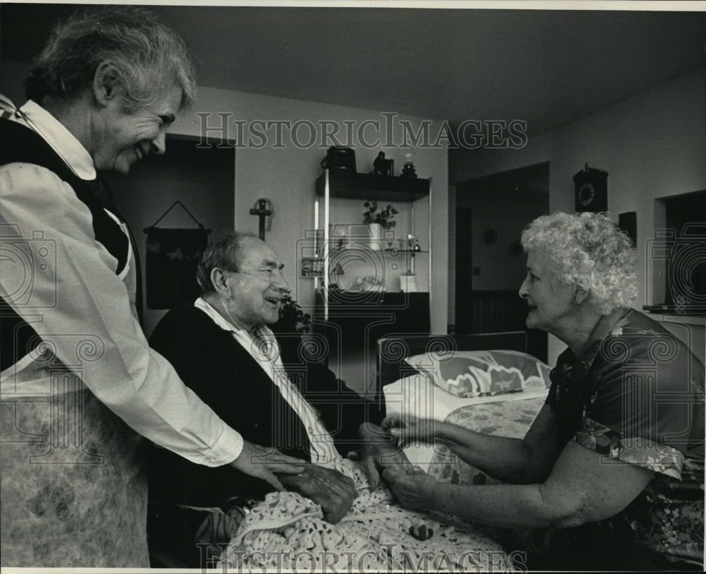 1986 Press Photo Marion Hackett a hospice program&#39;s registered nurse - mja14238-Historic Images