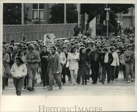 1985 Press Photo Theresa Saldana joined hundreds of marchers for a walk down Wis - Historic Images