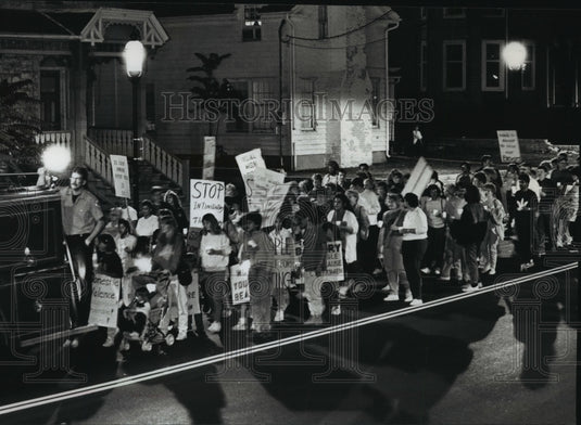 1989 Press Photo Marched on N East Ave in Waukesha against Domestic Violence-Historic Images