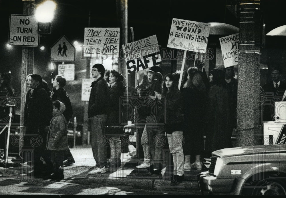 1992 Press Photo Night marchers walk from a rally at the University of Wisconsin - Historic Images