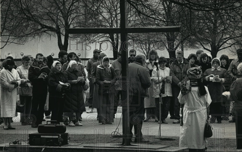 1992 Press Photo Marchers gather at the foot of a cross in MacArthur Square - Historic Images