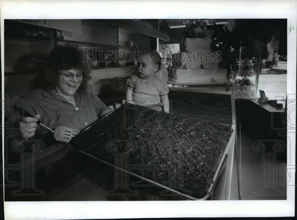 1994 Press Photo Rosemarie Pecha, bakery manager at Wagner&#39;s Lakeview Bakery - Historic Images