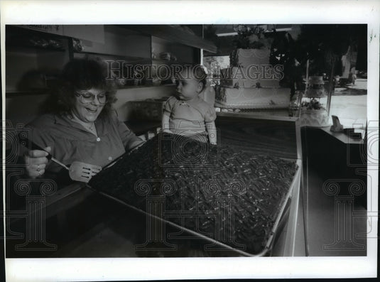 1994 Press Photo Rosemarie Pecha, bakery manager at Wagner's Lakeview Bakery - Historic Images