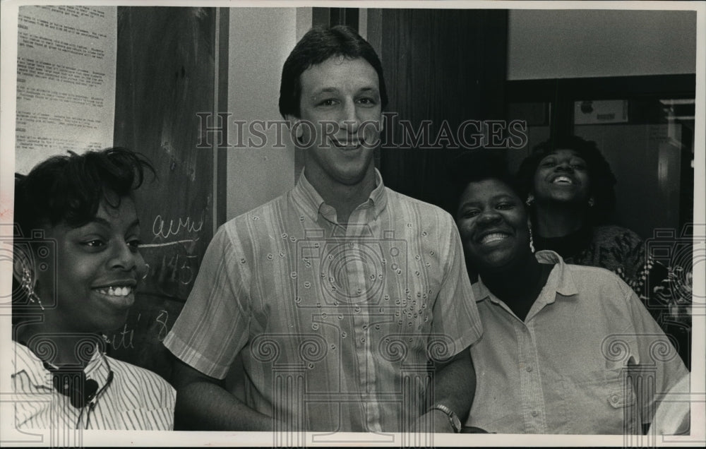 1989 Press Photo Jim Doucette wore dozens of smiling face stickers - mja14368 - Historic Images