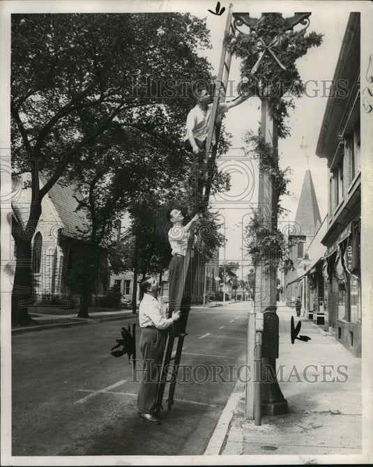 1949 Press Photo Kenosha Chamber of Commerce selecting decorations for Christmas-Historic Images