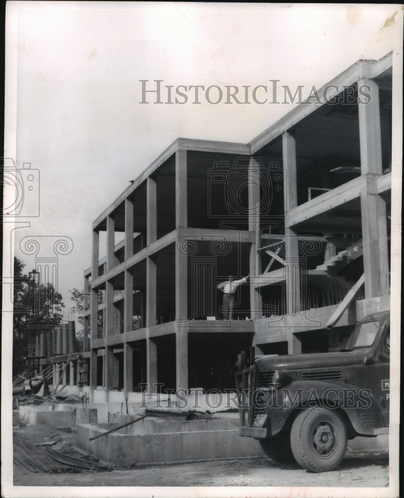 1956 Press Photo Re-enforced concrete beams support Kenosha County structure - Historic Images