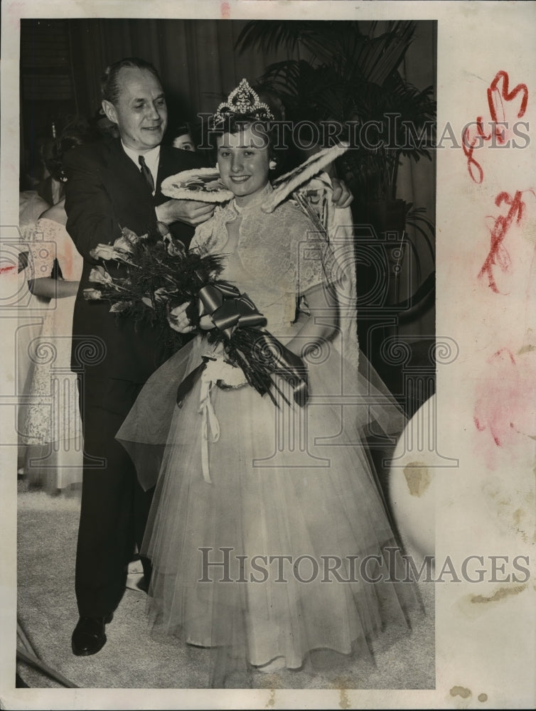 1953 Press Photo Gov. Walter Kohler helps centennial queen, Carol Ann Genal-Historic Images