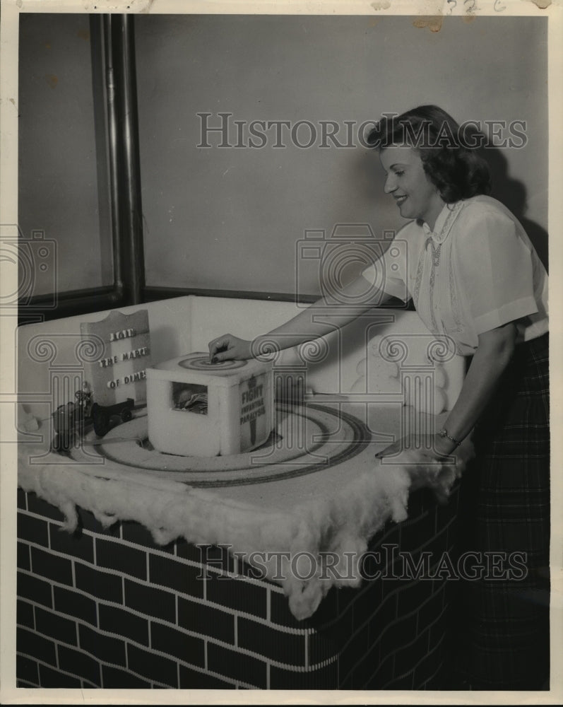 1949 Press Photo Mrs. Beatrice Jones of 8502 W. Watertown Plank Rd. heeds plea - Historic Images