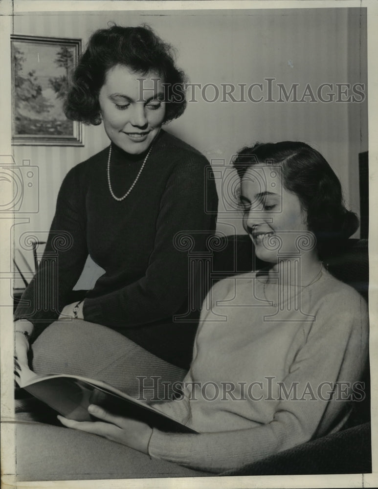 1938 Press Photo Alathena Smith w/ Eunice Edwards - mja14554-Historic Images