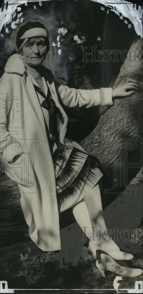 1928 Press Photo Mrs Kohler under her favorite retreat under the tree-Historic Images