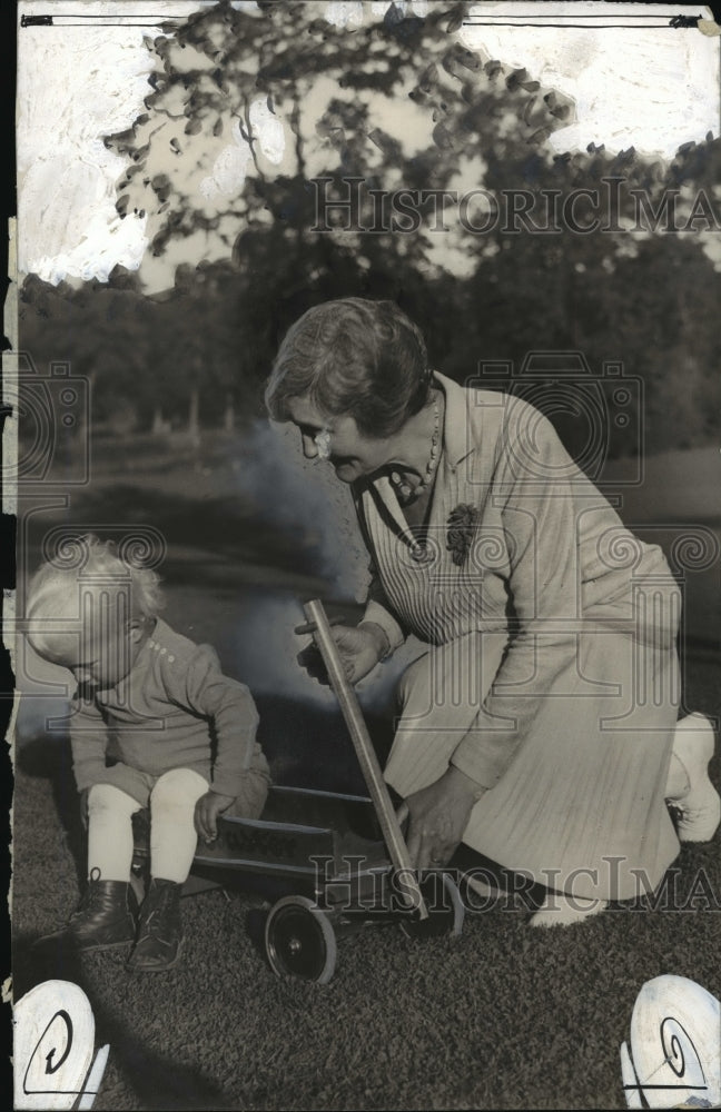 1928 Press Photo Mrs Walter J Kohler w/ grandson Jimmy - mja14576-Historic Images