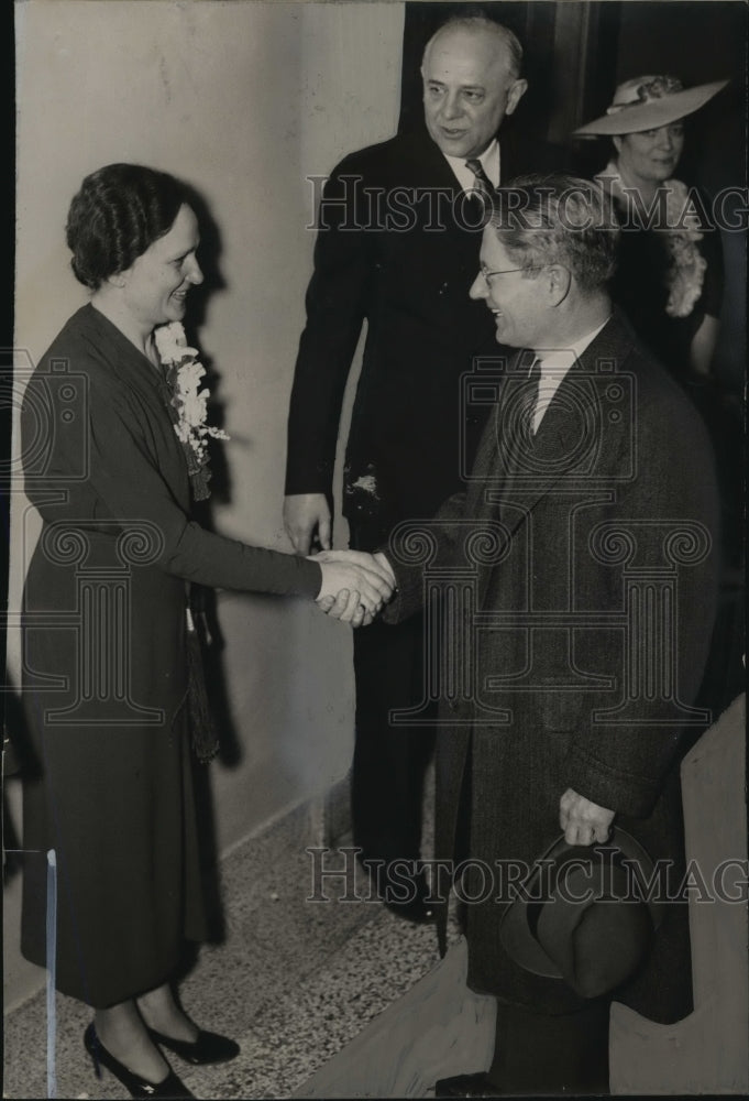 1937 Press Photo Mr &amp; Mrs Dystra greeting governor La Follette - mja14612 - Historic Images