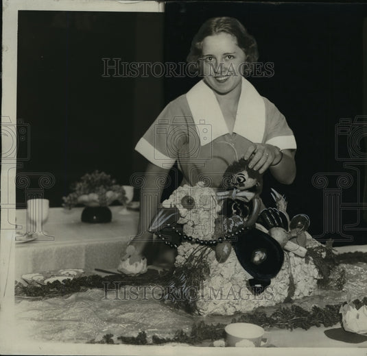 1933 Press Photo Mrs Ralph Kuehn wins in Mother Goose party decoration-Historic Images
