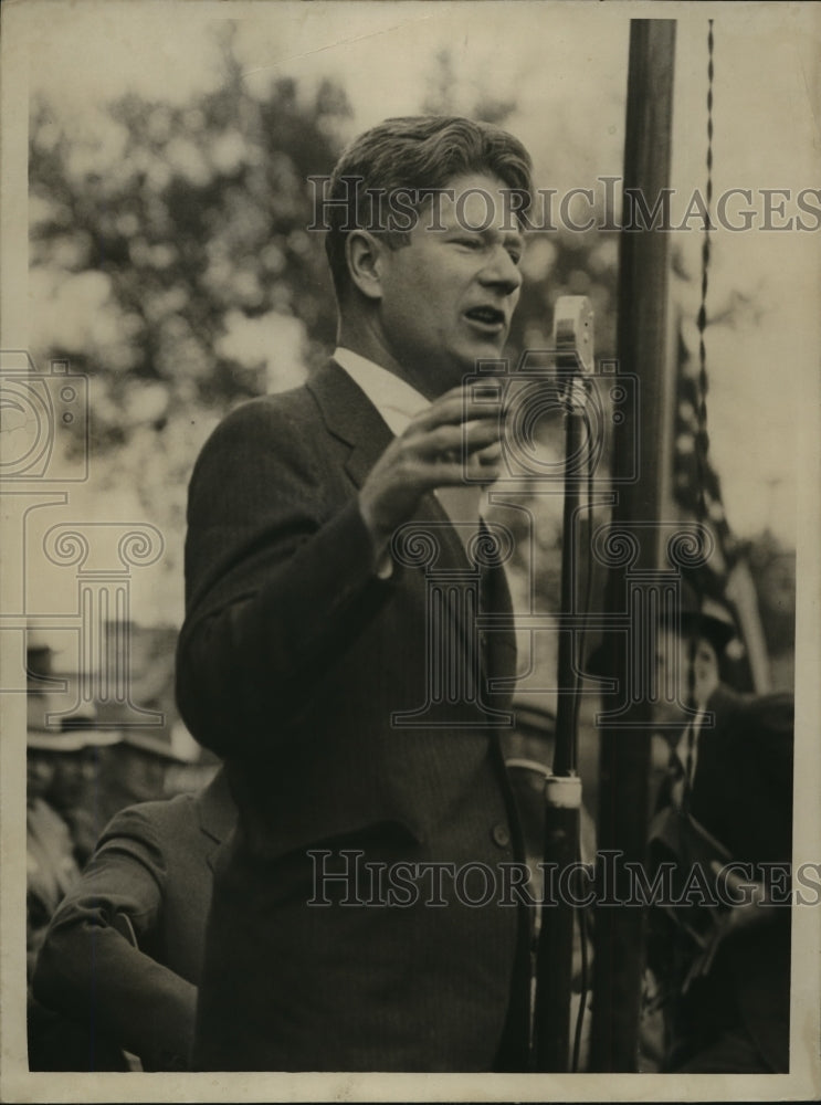 1935 Press Photo Phil La Follette, at microphone, holding the crowd spellbound-Historic Images