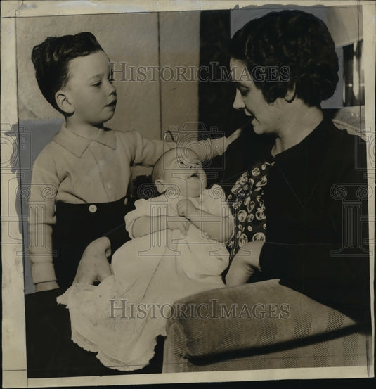1935 Press Photo Mrs Charles Krause Jr w/ Charles Krause Jr & Carol Ann-Historic Images