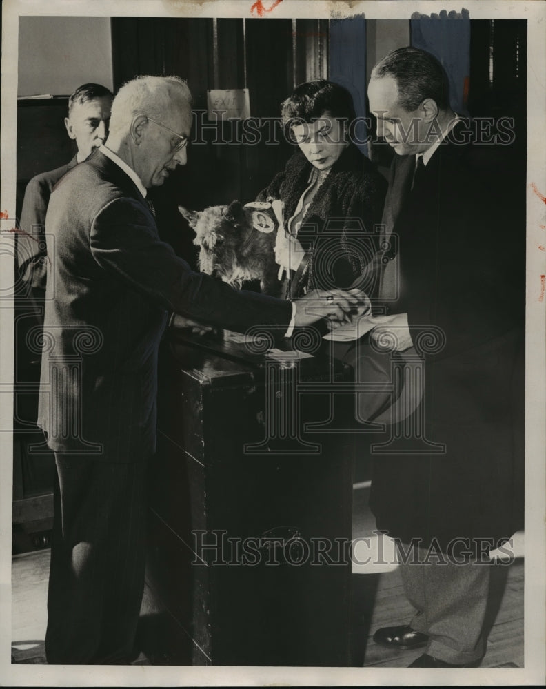 1952 Press Photo Gov. and Mrs. Walter Kohler cast their ballots - mja14770 - Historic Images