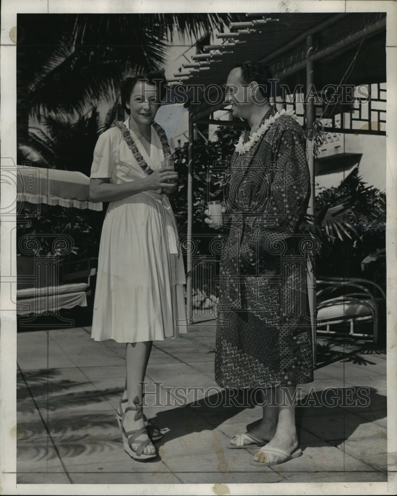 1941 Press Photo Mr &amp; Mrs Walter J Kohler Jr in Honolulu, Hawaii - mja14777-Historic Images