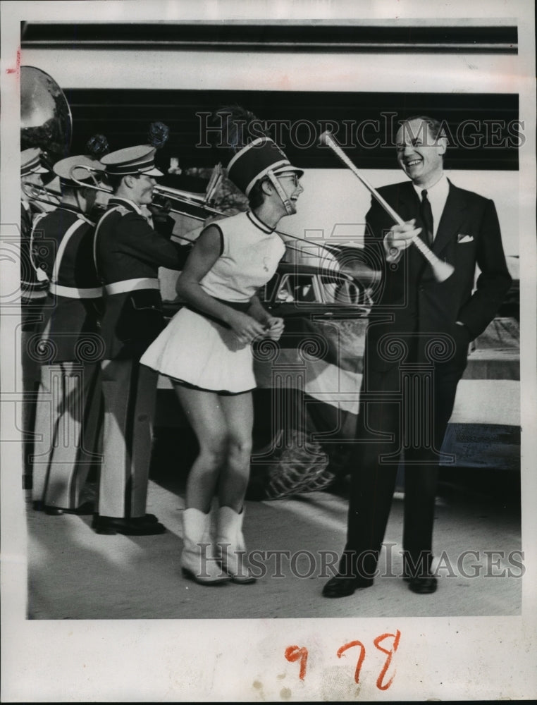 1954 Press Photo Gov Walter Kohler w/ Majorette Rhaylene Jones at Highway 41- Historic Images