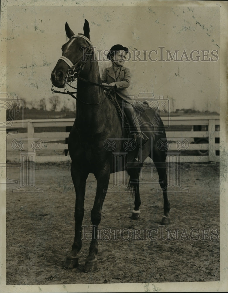 1940 Press Photo Binney Heise with Easter Parade her Christmas present- Historic Images