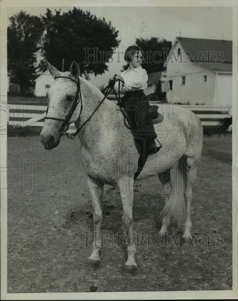 1939 Press Photo Eugenia Heise riding her favorite horse - mja14974-Historic Images