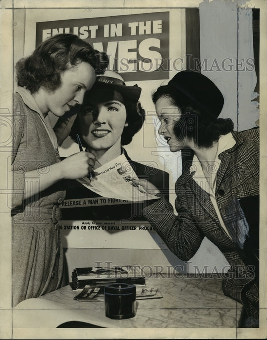 1943 Press Photo Mrs Anthony Lange gives information to Virginia O Connor - Historic Images