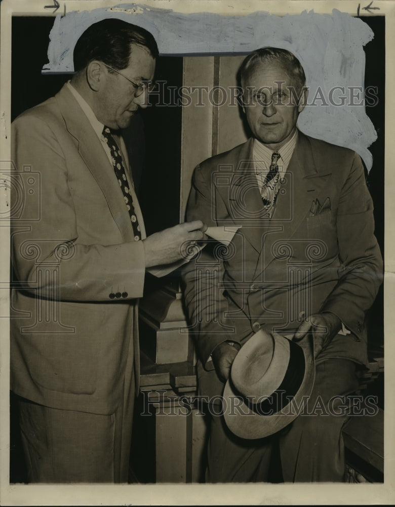 1946 Press Photo Scene from Tax Fraud trial in Milwaukee - mja14997 - Historic Images