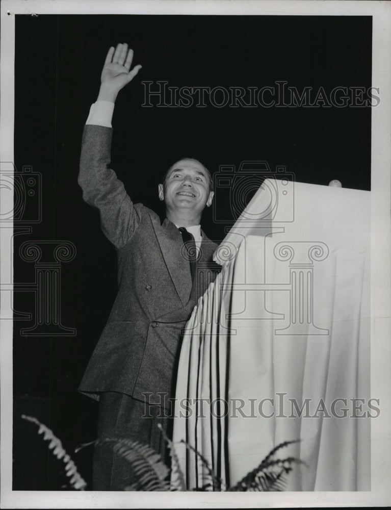 1952 Press Photo Gov Walter Kohler in Milwaukee Arena - mja15010-Historic Images