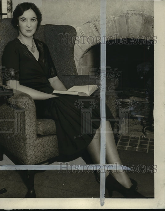 1931 Press Photo Mrs Maxwell Herriott, arranging the College Club's musicals-Historic Images
