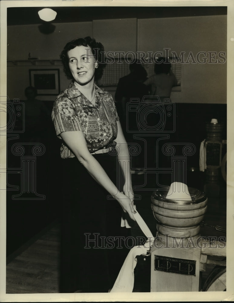 1940 Press Photo Mrs. Joseph Huebach Jr. - mja15137- Historic Images