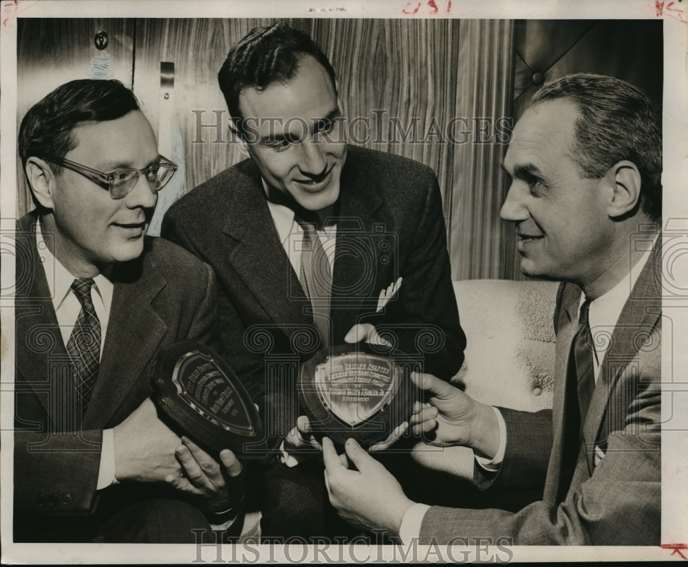 1952 Press Photo Robert Landry presents awards to Mayor Zeidler &amp; Gov.Kohler-Historic Images