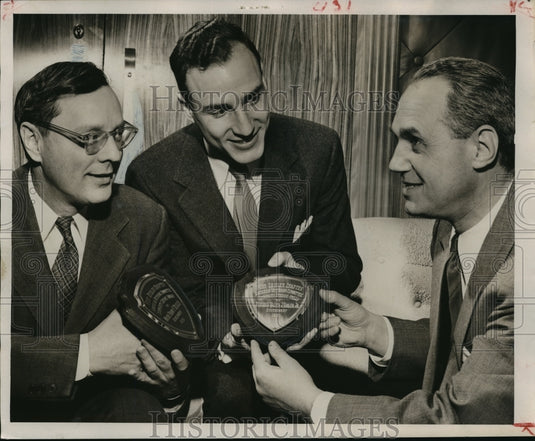 1952 Press Photo Robert Landry presents awards to Mayor Zeidler & Gov.Kohler-Historic Images
