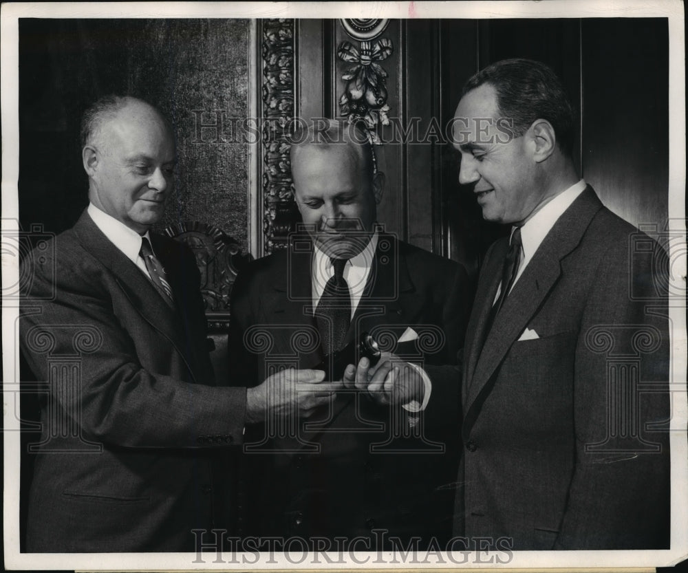 1951 Press Photo Gov Walter J Kohler receives flashlight from Donald W Tyrrell - Historic Images
