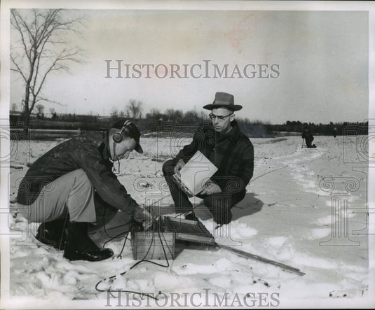 1958 Press Photo Geologist Don Madsen & George Morgan, Ladysmith public works di - Historic Images