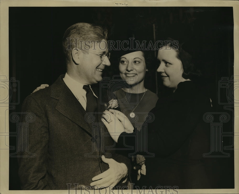 1938 Press Photo Gov. Phil La Follette, Miss Madelyn Lund, Mrs. Robert Thurow- Historic Images