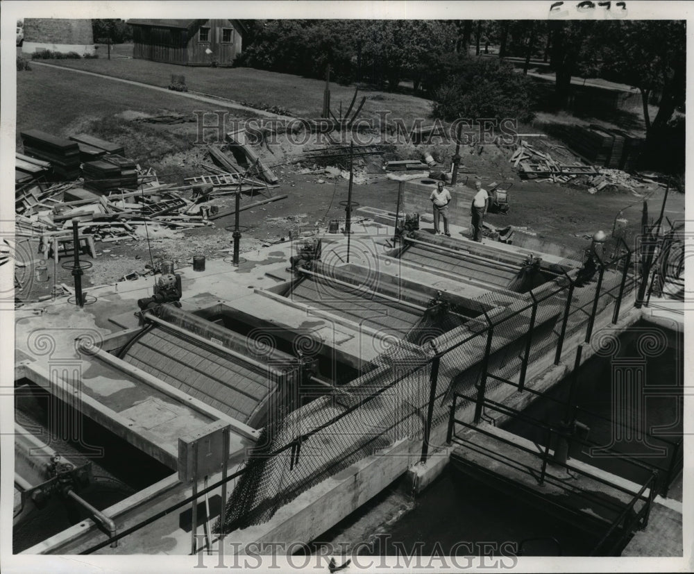 1951 Press Photo The Kenosha Water Department&#39;s new $300,000 microstrainers - Historic Images