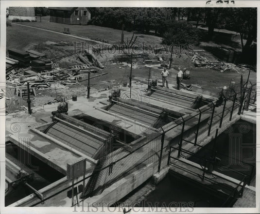 1951 Press Photo The Kenosha Water Department's new $300,000 microstrainers - Historic Images