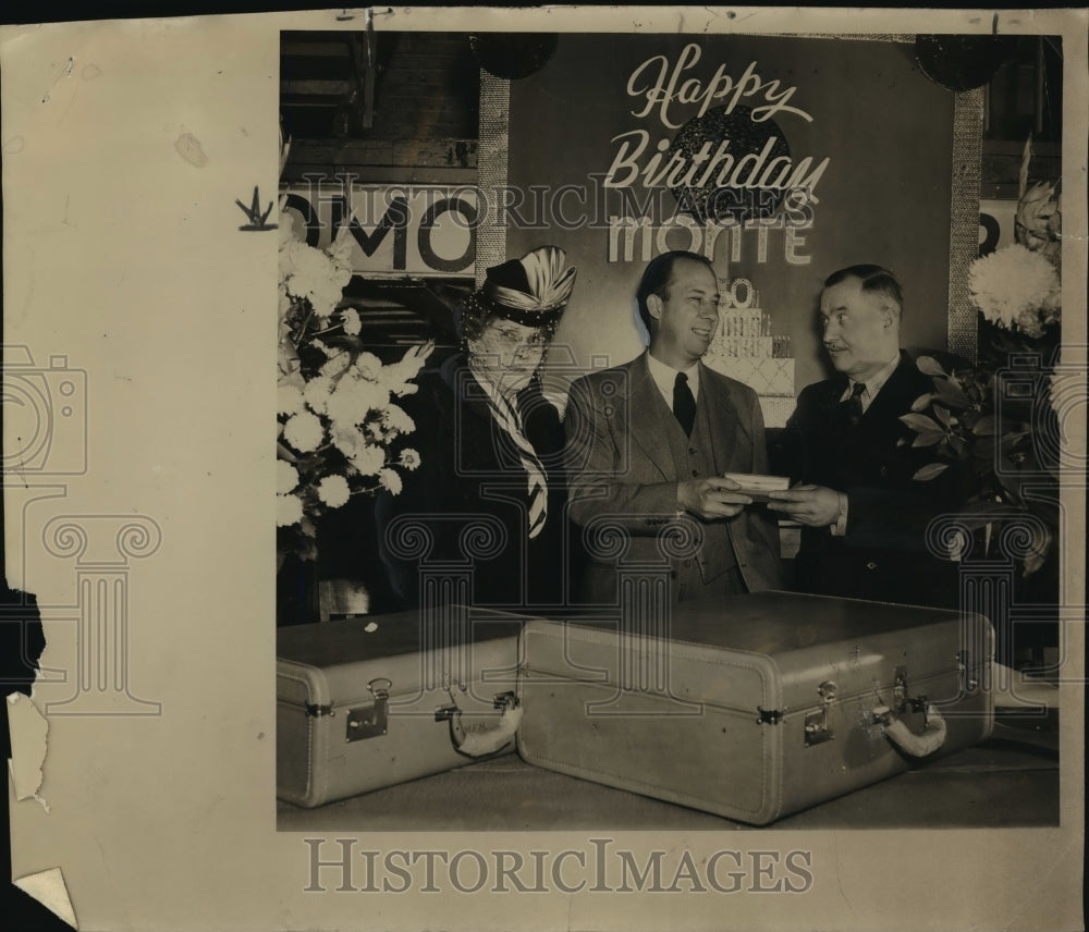 1945 Press Photo Monte Huebsch, her mother Mrs. Joseph Huebsch, Walter Majewsky-Historic Images
