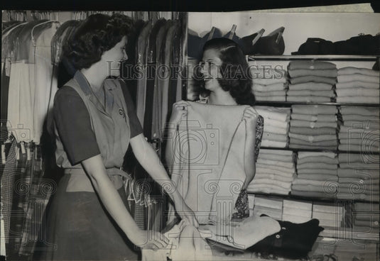 1944 Press Photo Mary Nairn Hayssen & Patricia Frank shop for sweaters-Historic Images