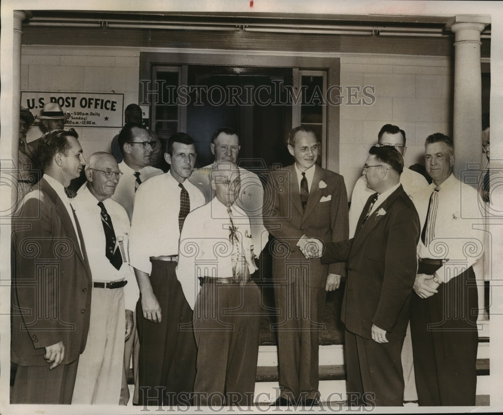 1953 Press Photo DN McDowell greeted Gov. Walter Kohler Jr. at Wisconsin Fair-Historic Images