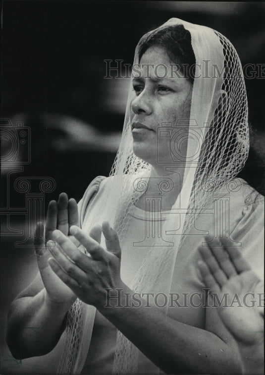 1983 Press Photo Guadalupe Alcantar clapped as musicians played in the park - Historic Images