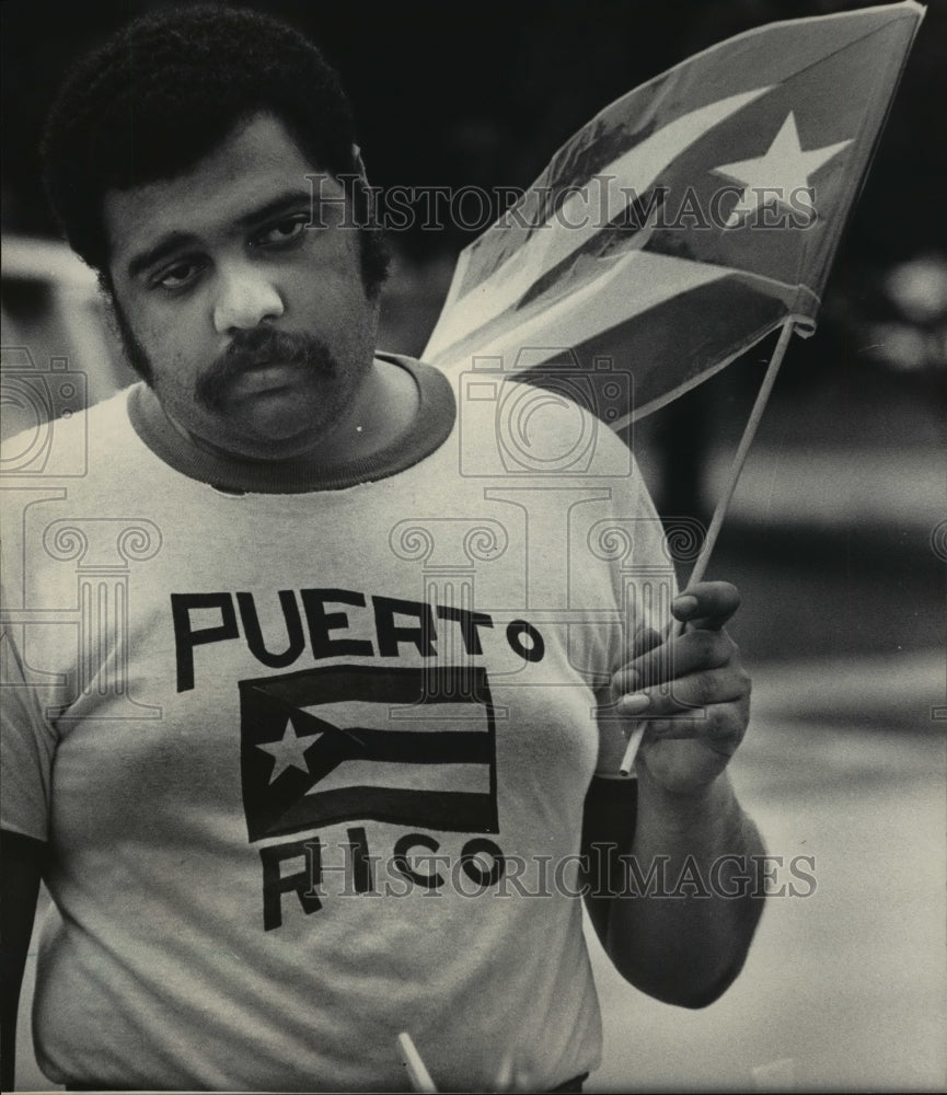 1983 Press Photo Miguel Lebron displayed heritage with Puerto Rican flag &amp; shirt-Historic Images