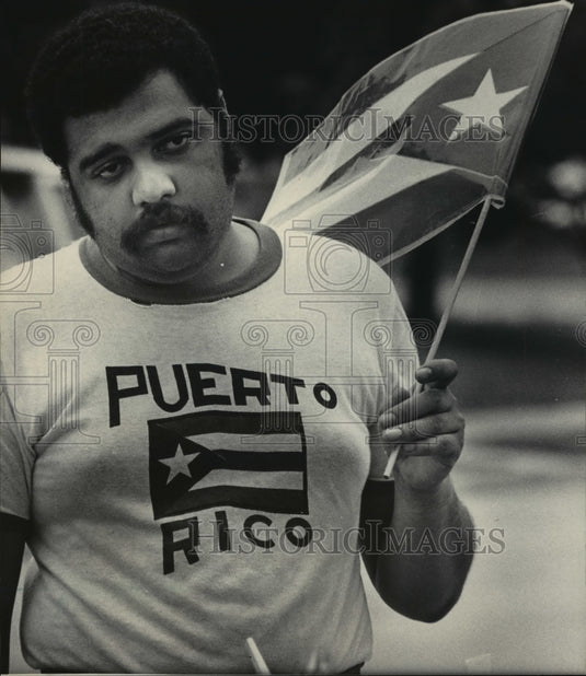 1983 Press Photo Miguel Lebron displayed heritage with Puerto Rican flag & shirt-Historic Images