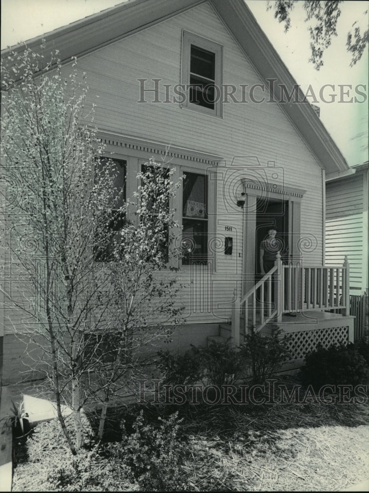 1985 Press Photo Susan Michalos stood at Walker&#39;s Point Development Corp.-Historic Images