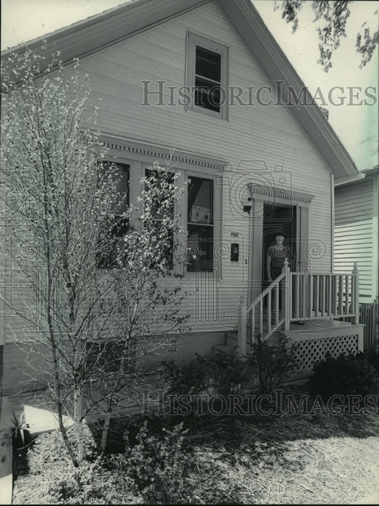 1985 Press Photo Susan Michalos stood at Walker's Point Development Corp.-Historic Images