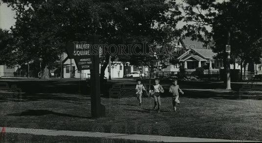 1979 Press Photo Children ran across Walker Square on their way to school-Historic Images