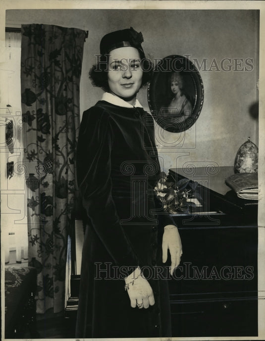 1936 Press Photo Virginia Loeffler ushers at Service club ball, Schroeder Hotel-Historic Images