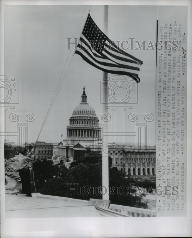 1947 Press Photo Sgt. Harley Hilton of Sen. Police raising flag to half staff-Historic Images