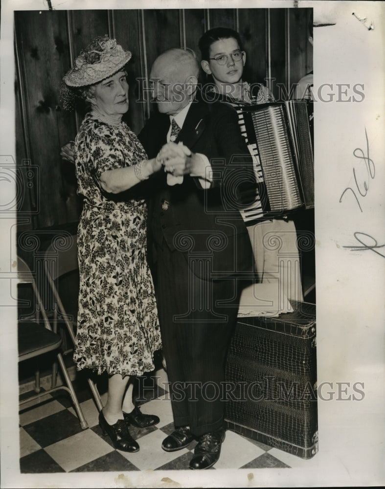 1950 Press Photo Mr. &amp; Mrs. JN Casady dance at The Settlers Club annual picnic- Historic Images