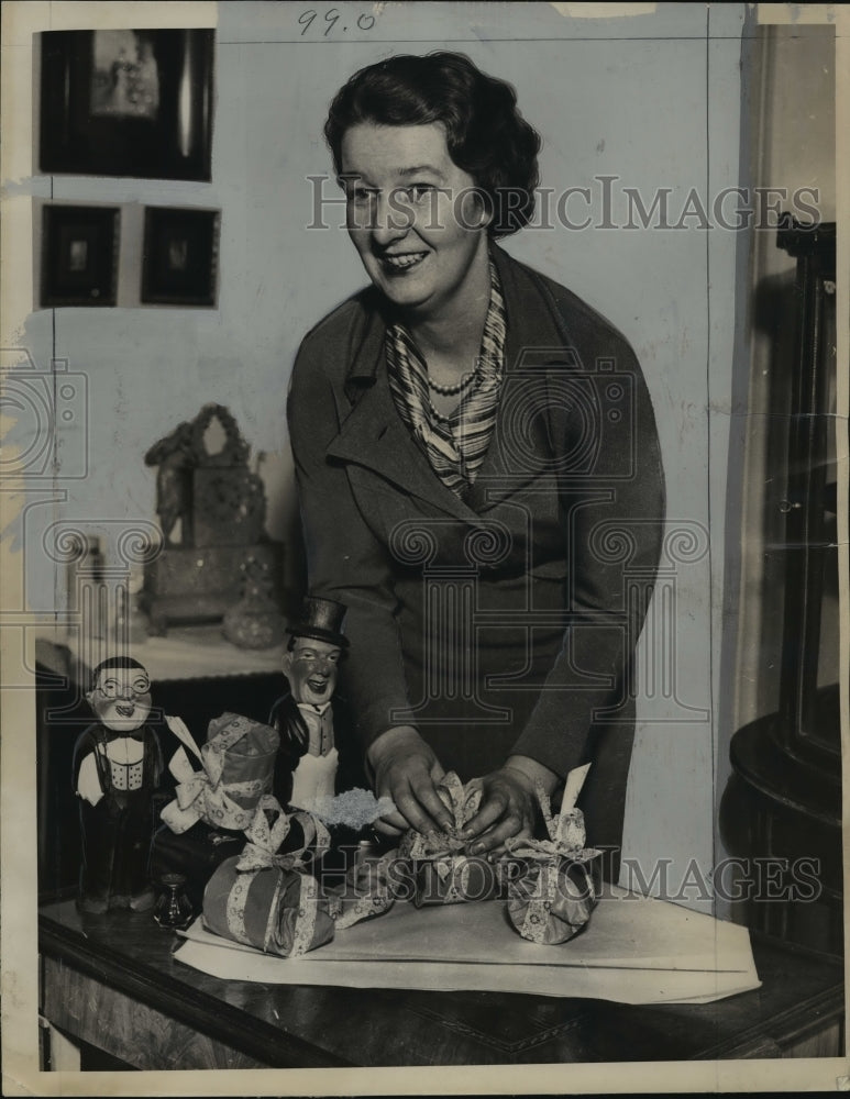 1936 Press Photo Neva Douglas is wrapping the prizes for the racing events - Historic Images